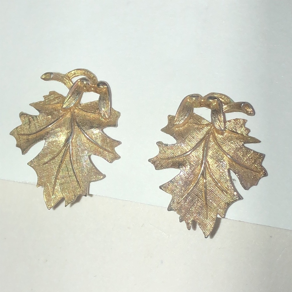 Lisner Vintage Gold Tone Leaf Screw Back Earrings